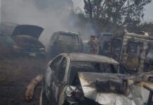 Incendio de autos en un corralón, frente a PEMEX