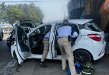 En persecución, chocan taxi, pasajera lesionada