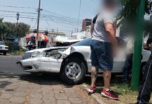 Chocan 2 automóviles, por alcance; solo daños