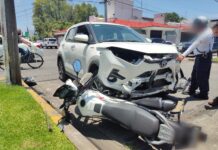 Motociclista lesionado tras chocarlo un auto