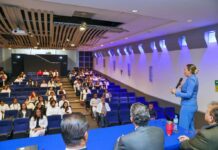 Dialogan estudiantes de la Facultad de Odontología, con autoridades de la UMSNH