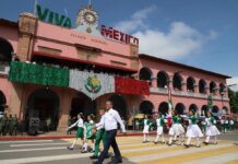 Más de 5 mil 500 docentes y alumnos engalanan desfile de Apatzingán