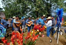 Fruta y música, en lospanteones de pueblos