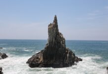 El “dedo de Dios” apunta al cielo desde esta playa de Michoacán